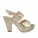 Woman's sandal with button and platform in gold patent leather heel 10