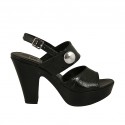 Woman's sandal with button and platform in black patent leather heel 10