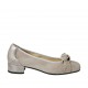 Zapato de salon con moño y tachuelas en daim gris pardo y piel laminada estampada plateada tacon 3 - Tallas disponibles:  34