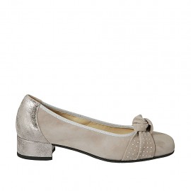 Decolté da donna con fiocco e borchie in camoscio taupe e pelle stampata laminata argento tacco 3 - Misure disponibili: 34