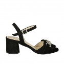 Sandale pour femmes avec courroie, chaîne et franges en daim noir talon 5