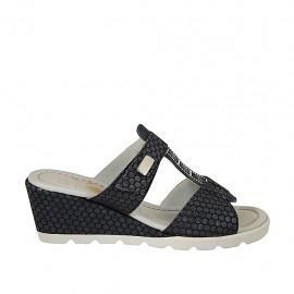 Mule ouvert pour femmes avec accessoire et fermeture velcro en daim imprimé bleu talon compensé 5 - Pointures disponibles:  42, 43