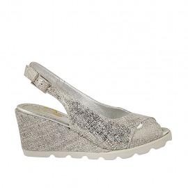 Sandalo da donna in camoscio stampato laminato argento zeppa 6 - Misure disponibili: 42