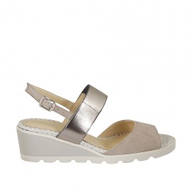 Sandalia para mujer con elasticos en gamuza gris y piel laminada plateada cuña 4 - Tallas disponibles:  42, 44