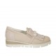 Scarpa accollata con frangia, elastici e perle da donna in camoscio e pelle rosa zeppa 3 - Misure disponibili: 44, 45