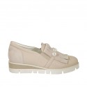 Woman's highfronted shoe with fringes, elastic and pearles in rose suede and leather wedge 3