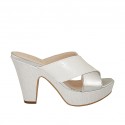 Woman's printed white open mule in silver patent leather with platform and heel 9