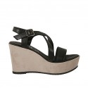 Sandale pour femmes avec courroie croisé et plateforme en cuir noir et daim beige talon compensé 9
