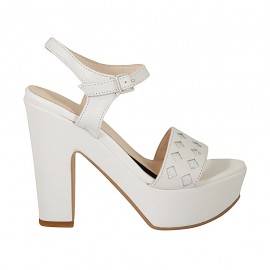 Sandalo da donna in pelle bianca e stampata argento con cinturino, plateau e tacco 11 - Misure disponibili: 42, 43, 44