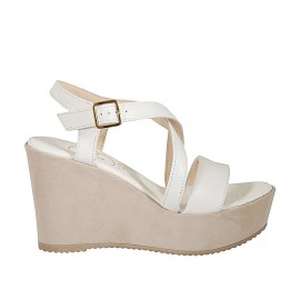 Sandalia para mujer con cinturon cruzado y plataforma en piel blanca y gamuza beis cuña 9 - Tallas disponibles:  42, 43, 44