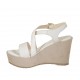 Sandalo da donna con cinturino incrociato e plateau in pelle bianca e camoscio beige zeppa 9 - Misure disponibili: 42, 43, 44, 46