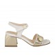 Sandalo da donna con cinturino e bottone in pelle bianca e vernice oro tacco 5 - Misure disponibili: 31