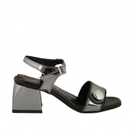 Sandale pour femmes avec courroie et bouton en cuir verni gris acier talon 5 - Pointures disponibles:  32