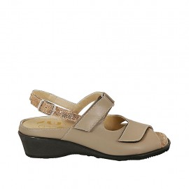 Sandalo da donna con velcro e plantare estraibile in pelle taupe e tessuto stampato laminato bronzo tacco 4 - Misure disponibili: 31