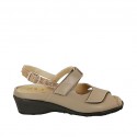 Sandale mit Velcro und abnehmbarer Innensohle aus taupefarbenem Leder und bronzelaminiertem bedrucktem Stoff Absatz 4