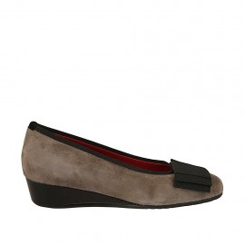 Escarpin pour femmes avec accessoire en cuir noir et daim taupe talon cpmpensé 3 - Pointures disponibles:  42, 43