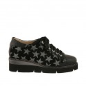 Woman's laced shoe in black patent leather and leather and grey and black printed suede wedge heel 4
