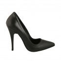 Woman's pointy pump shoe in black leather with heel 11