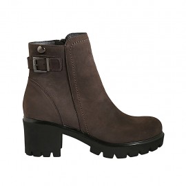 Stivaletto da donna con cerniera e fibbia in nabuk taupe tacco 5 - Misure disponibili: 43, 44