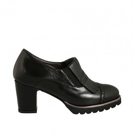 Scarpa accollata da donna con plantare estraibile, elastici e frange in pelle nera tacco 7 - Misure disponibili: 42, 44
