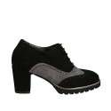 Oxfordschnürschuh mit herausnehmbarer Innensohle für Damen aus schwarzem und grauem Wildleder Absatz 7