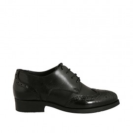 Scarpa stringata derby a punta da donna in pelle e vernice nera con decorazioni Brogue tacco 3 - Misure disponibili: 44, 45