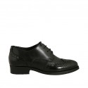 Woman's laced pointy derby shoe in black leather and patent leather with Brogue decorations heel 3