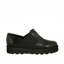 Zapato cerrado para mujer con elasticos en piel de color negro cuña 3