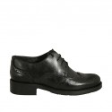 Zapato derby para mujer en piel negra con cordones y diseño Brogue tacon 3