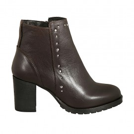 Stivaletto da donna con cerniera e borchie in pelle marrone tacco 7 - Misure disponibili: 42, 43, 44