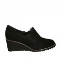 Zapato cerrado para mujer con elasticos en gamuza negra cuña 5