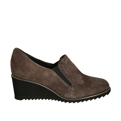 Scarpa accollata da donna con elastici in camoscio taupe zeppa 5 - Misure disponibili: 42, 43