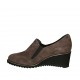 Chaussure à cou-de-pied haut pour femmes avec elastiques en daim taupe talon compensé 5 - Pointures disponibles:  42, 43