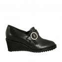 Woman's highfronted shoe with elastic bands and buckle in black leather wedge heel 5