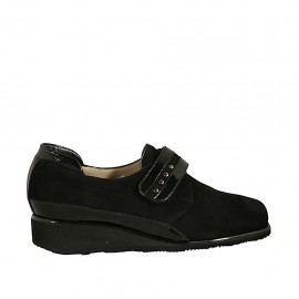 Scarpa accollata da donna con velcro e borchie in camoscio e vernice nera zeppa 3 - Misure disponibili: 34, 43, 44