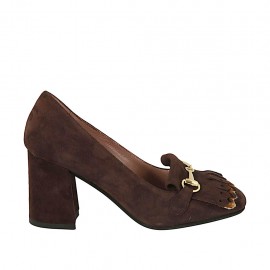 Zapato cerrado para mujer con flecos y cadena dorada en gamuza marron tacon 7 - Tallas disponibles:  34, 42, 43, 45