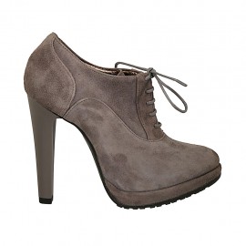 Geschlossener Damenschuh mit Schnürsenkeln aus taupefarbenem Wildleder mit Plateau Absatz 11 - Verfügbare Größen:  31, 34, 43