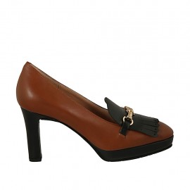 Zapato cerrado para mujer con plataforma, flecos y cadena en piel color cuero y negra tacon 8 - Tallas disponibles:  34, 42, 43