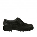 Scarpa accollata da donna con elastici in pelle nera e camoscio stampato maculato nero tacco 3
