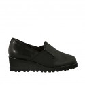 Woman's highfronted shoe with elastic bands in black leather wedge heel 5