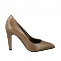 Woman's pump in beige patent leather heel 9