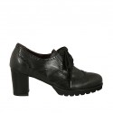 Zapato para mujer con cordones y decoración Brogue en piel negra tacon 6