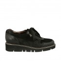 Woman's laced shoe with zippers in black leather and suede wedge heel 3