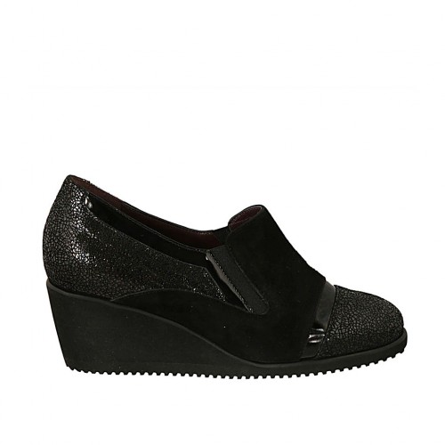 Scarpa accollata da donna con elastici e plantare estraibile in camoscio nero e vernice stampata canna di fucile zeppa 5 - Misure disponibili: 34, 43