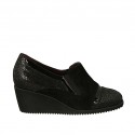 Zapato cerrado para mujer con elasticos y plantilla extraible en gamuza negra y charol imprimido gris cuña 5