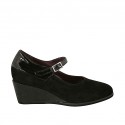 Woman's pump with strap and removable insole in black suede and patent leather wedge heel 5