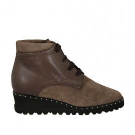 Bottines pour femmes avec lacets, semelle amovible et goujons en cuir et daim taupe talon compensé 4 - Pointures disponibles:  31, 33, 34, 42, 43, 44, 45