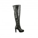 Woman's boot in black leather with zipper and platform heel 9