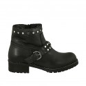 Botines para mujer con cremallera, tachuelas y hebilla en piel negra tacon 3