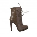 Stivaletto con cerniera, laccio e plateau in pelle taupe e camoscio grigio tortora tacco 11